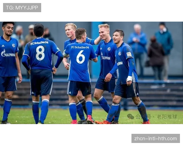 沙尔克04与圣保利德乙焦点战因球迷投掷烟雾弹中断15分钟 沙尔克04与圣保利德乙焦点战因球迷投掷烟雾弹中断15分钟