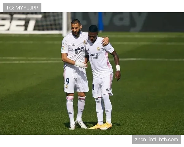 场边镜头：维尼修斯与对方边卫激烈交流，裁判介入